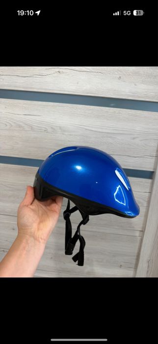Niebieski kask rowerowy