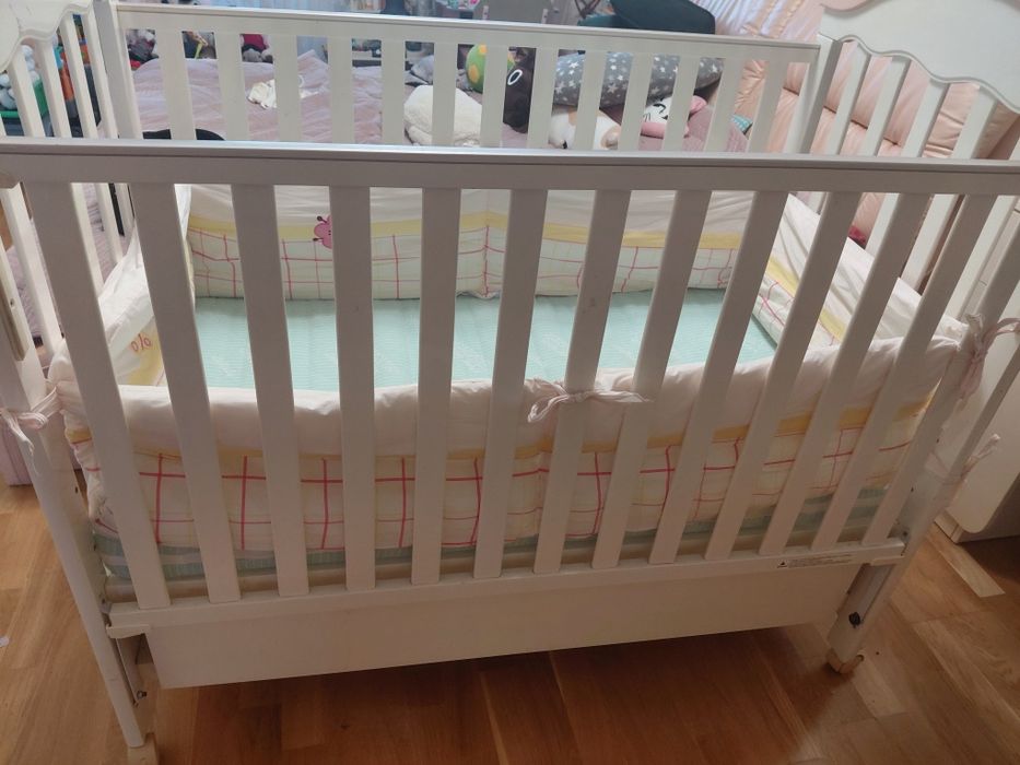 Дитяче ліжечко з натурального дерева