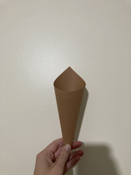 Cones de cartolina e laços de fita