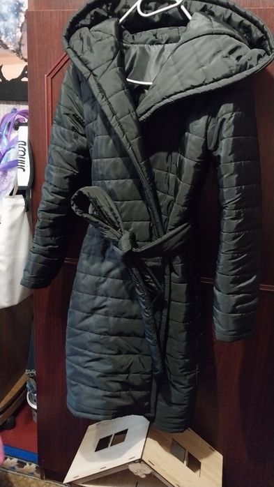 пальто синтепон стьогане ,чорного кольору ,класичне з пояском розмір .