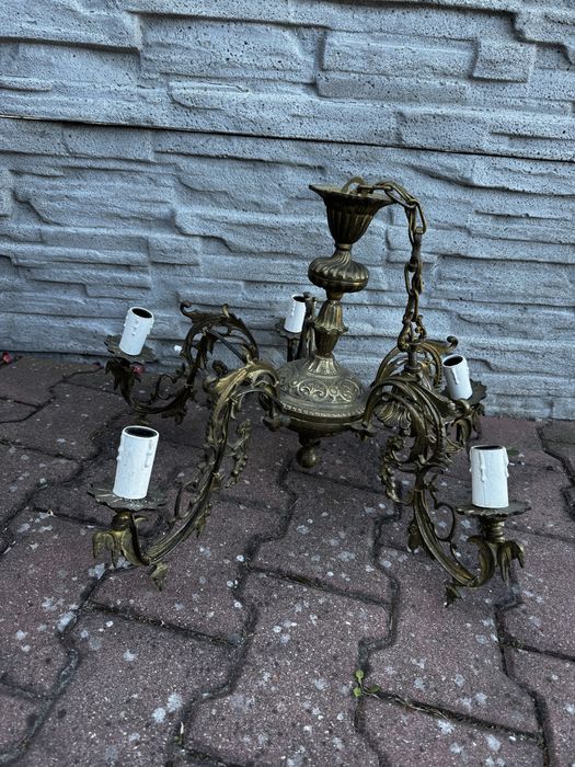 Mosiezny żyrandol wiszacy