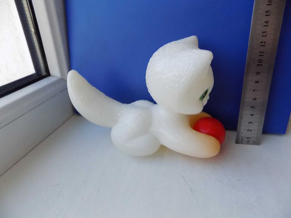 Игрушка полиэтилен СССР Котенок с мячом Клеймо