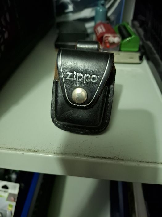 Isqueiros Zippo e bolsa de transporte