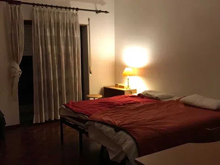 Quarto para 2 numa Vivenda cor de Rosa com varanda e com jardim