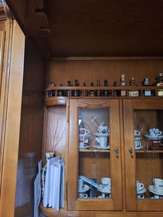 Bar de sala com portas de vidro + bancos