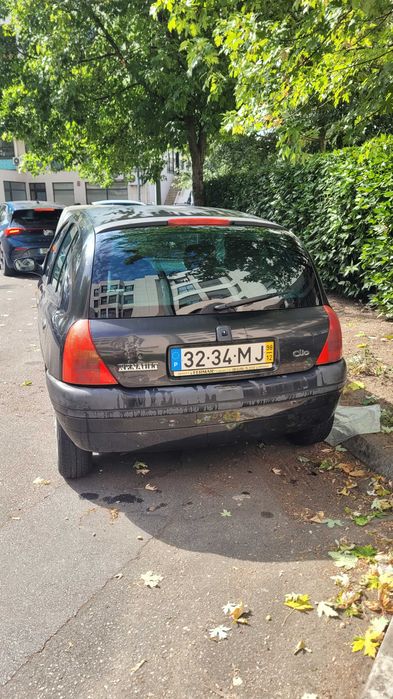 Vende-se Renault Clio II de dezembro de 1998.