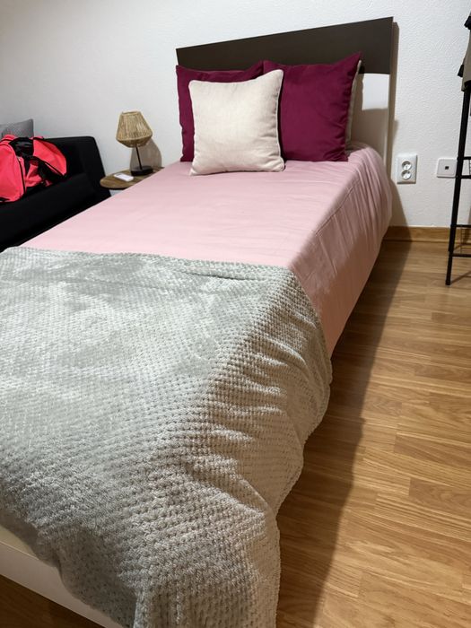 Cama de solteiro (colchão não incluido)