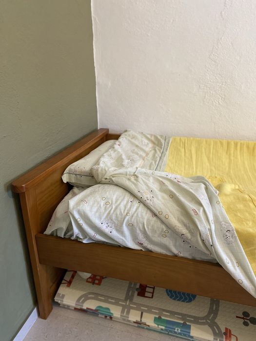 Cama de Solteiro em Pinho Mel + Colchão (8 meses de uso)