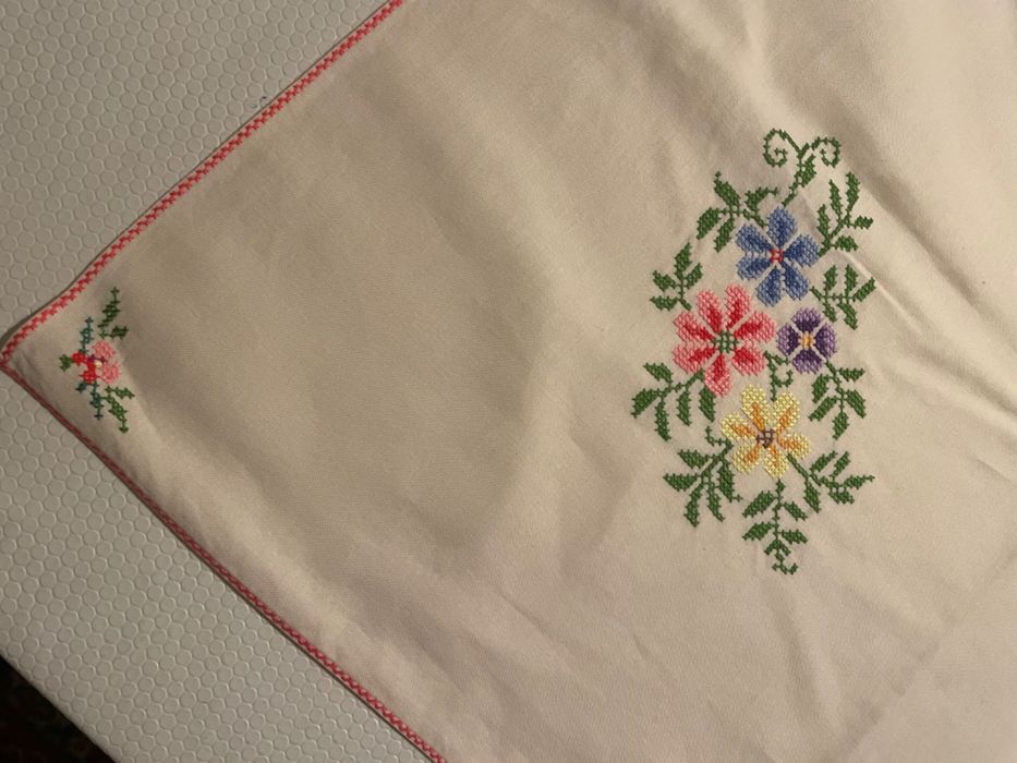 Toalha bordada à mão em ponto cruz