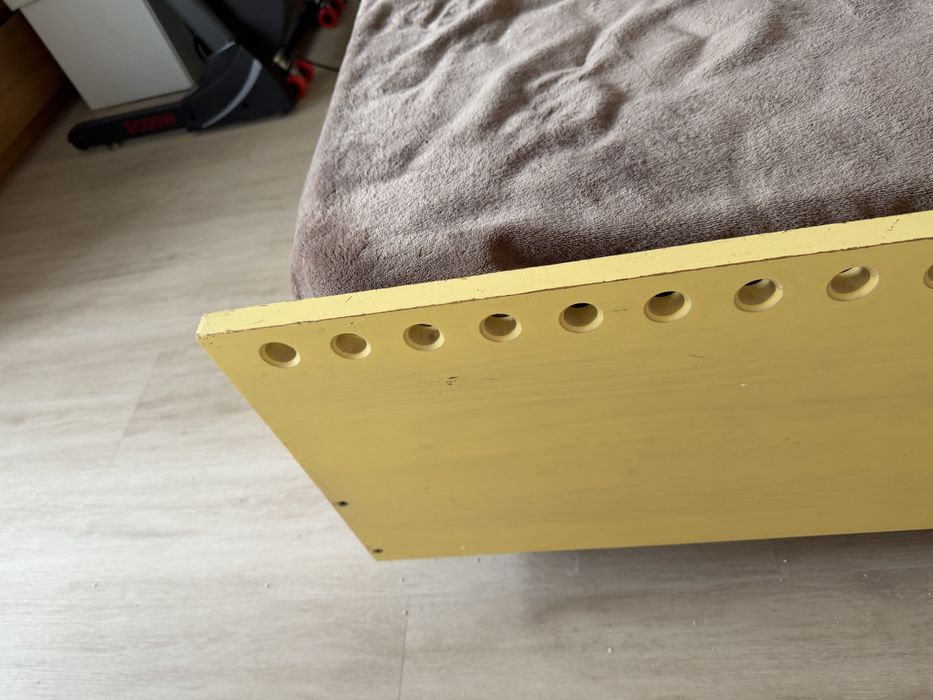 Cama com gavetas madeira + amarelo