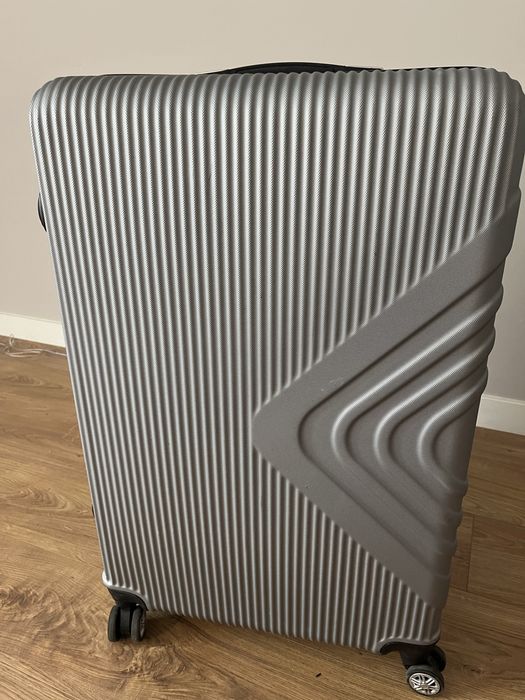 walizkę o pojemności 90 litrów