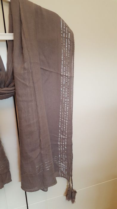 Echarpe castanha com fios prateado brilhante