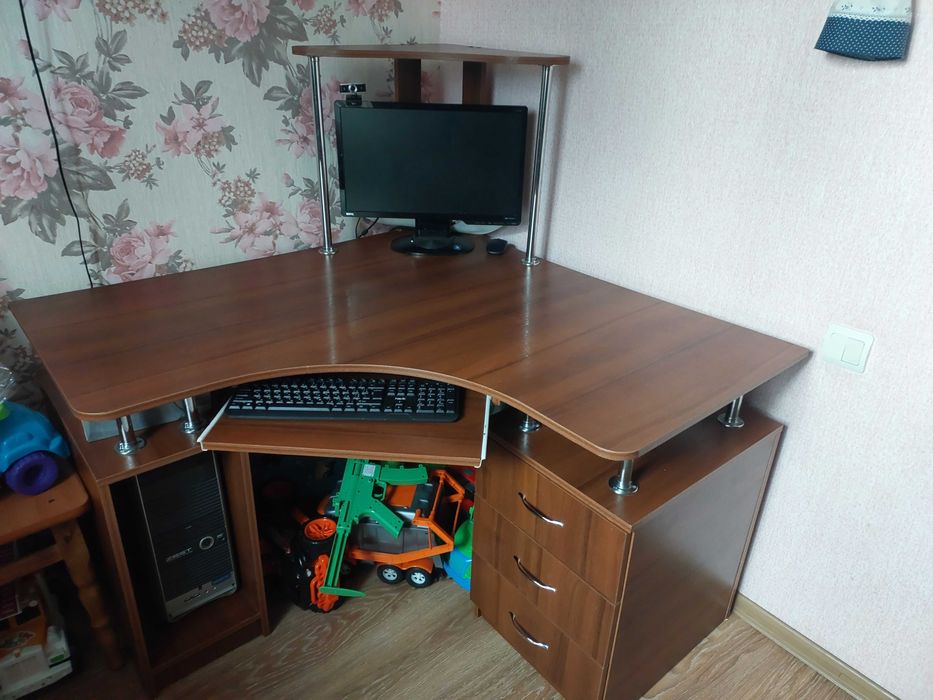 Стіл комп'ютерний