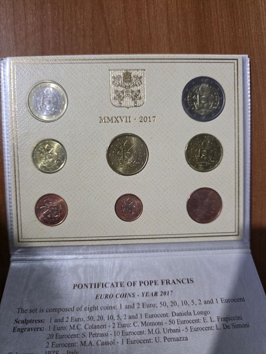 conjunto oficial de moedas de euro do Vaticano, datado de 2017.