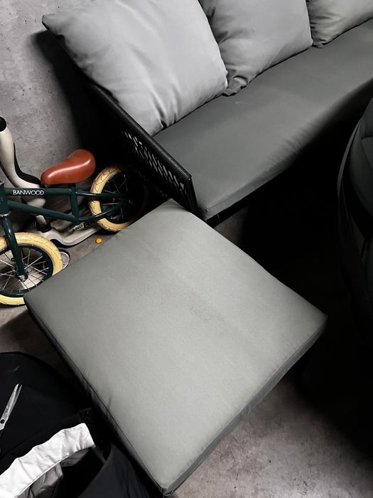 Zestaw mebli ogrodowych / balkonowych – narożna sofa + stolik