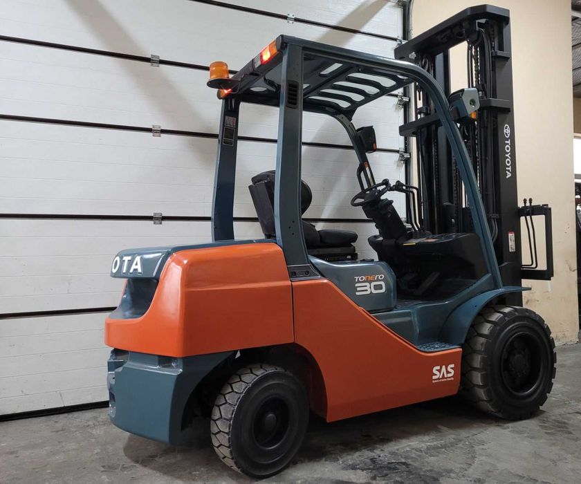 Навантажувач вилковий, дизельний 3 тонни
Toyota 02-8FDF30