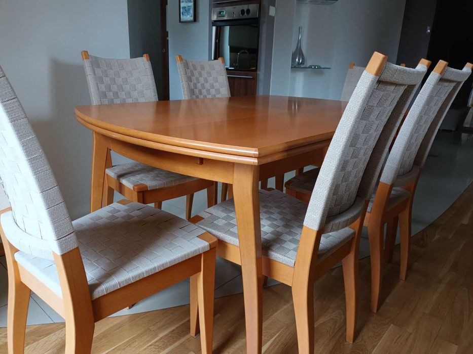 Sprzedam stół drewniany rozkładany z  sześcioma krzesłami (zestaw)
