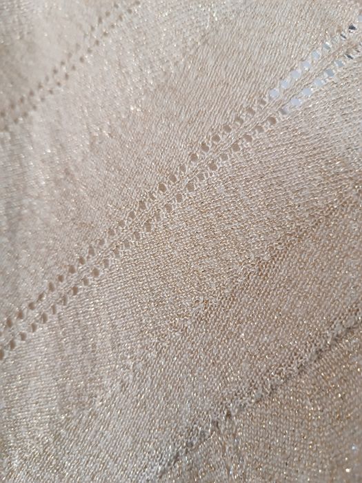 Malha decote em V dourada