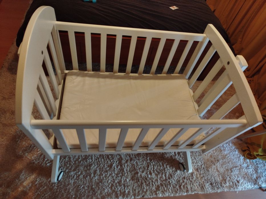 Berço trama com baloiço