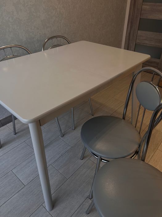 Продається стіл на кухню та крісла.