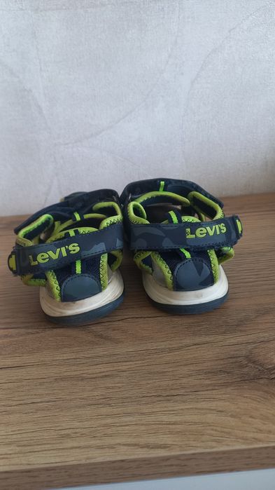 Босоніжки з закритим носком від Levis для хлопчика 33, 20см