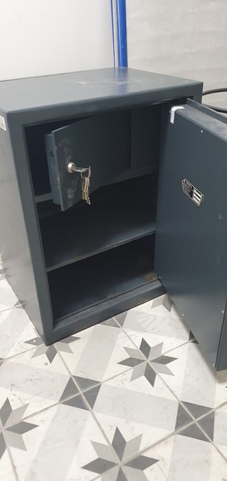 Сейф 618/460/370 б/у