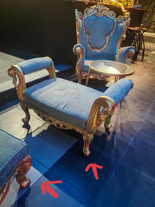 Conjunto de cadeirões King. 3 peças e mesa.