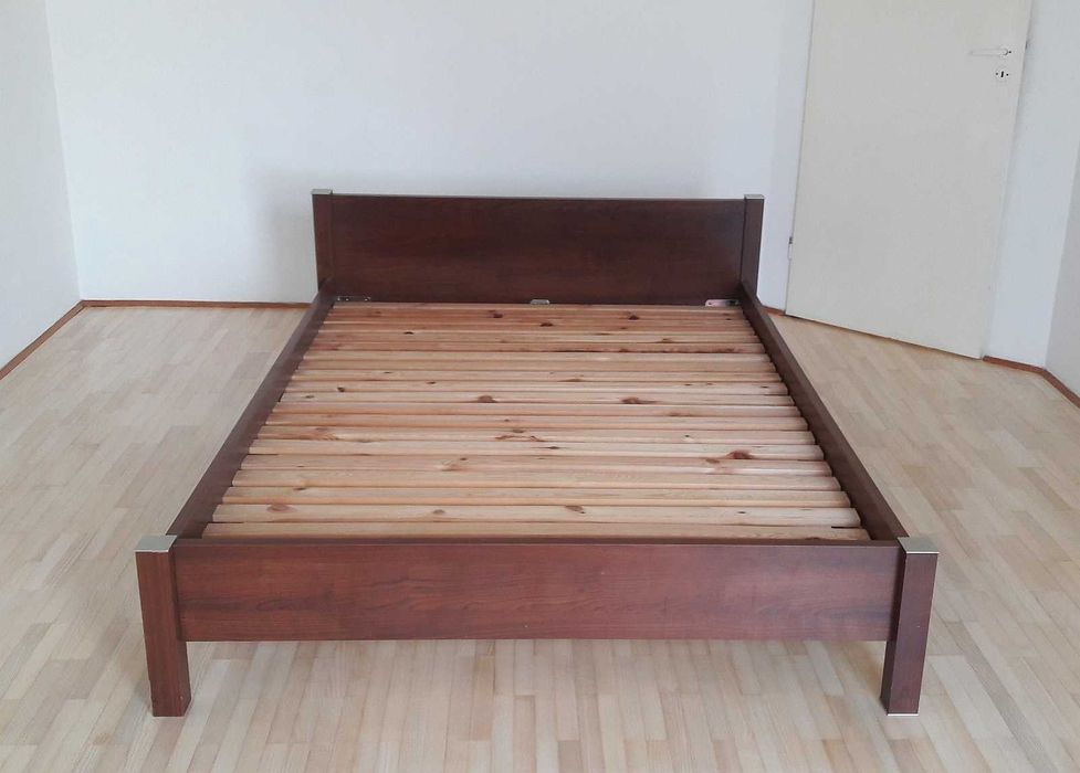 Łóżko ze stelażem i materacem 200x140