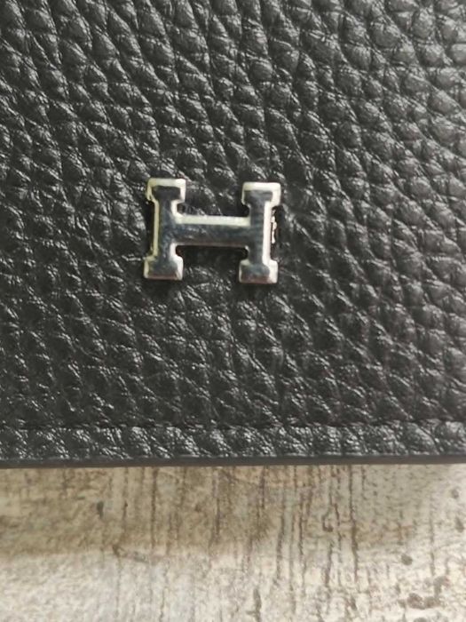 Czarny, elegancki portfel marki Hermès