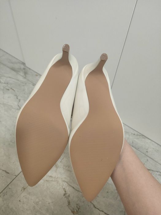 Nowe buty 37 off-white, ślubne na obcasie