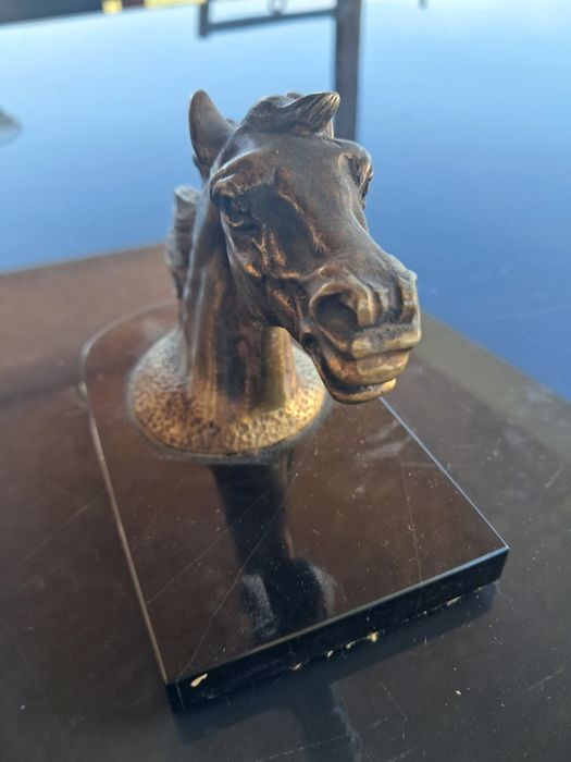 Cabeça de cavalo em bronze