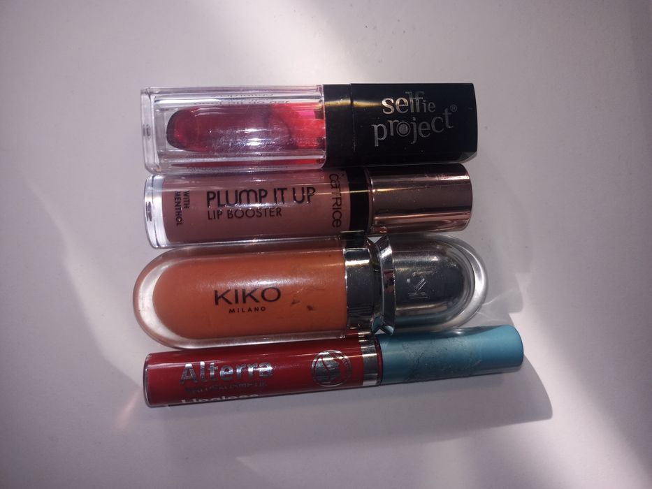 Zestaw kosmetyków błyszczyki