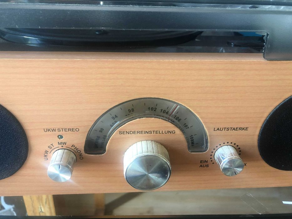 Gira discos e radio da marca Celta