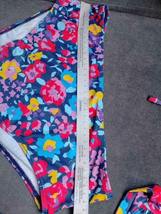 Strój kąpielowy i narzutka plażowa
