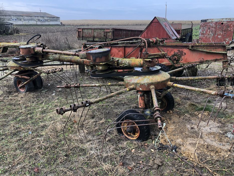 Продаєця картопле копалка