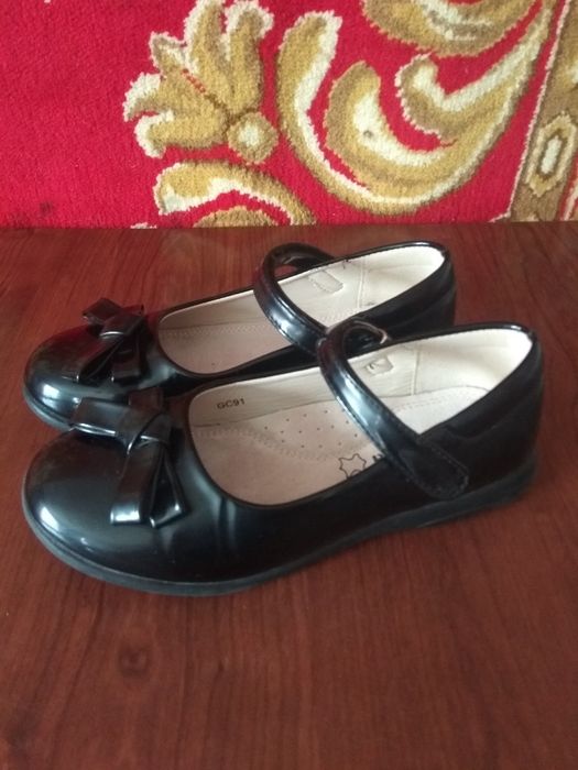 Продам лакові туфлі в хорошому стані