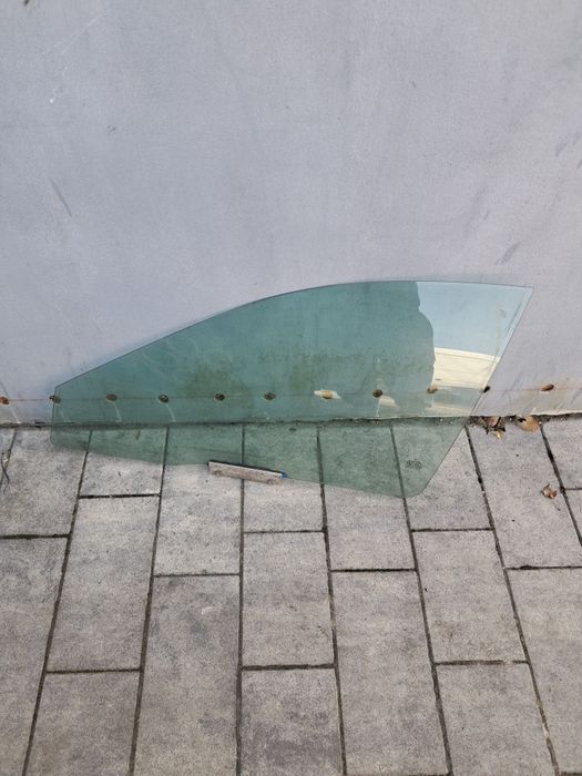 Szyba boczna przód przednia lewa od drzwi kierowcy Volvo V40 rok 2002