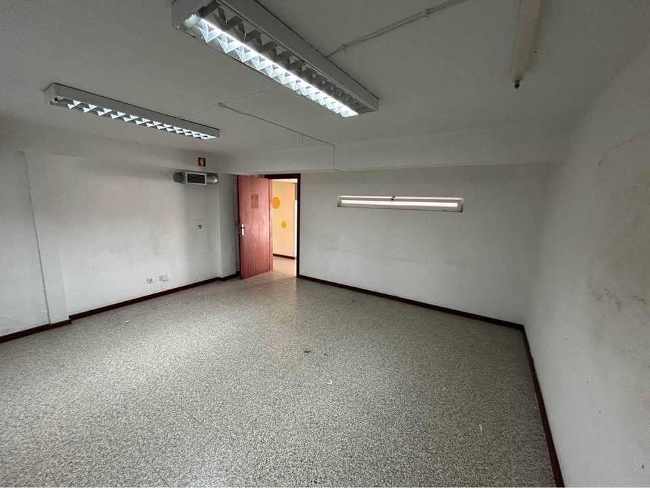 Arrenda-se garagem/armazém/escritório/centro de estudos. 110 m2. Feijó, Almada. 630 €/mês