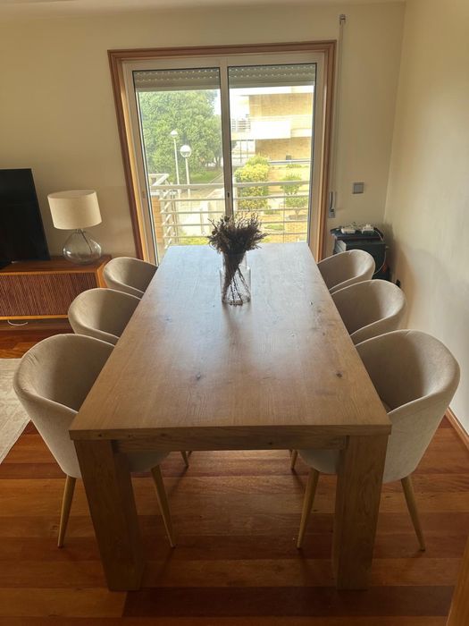 Mesa de jantar robusta em madeira maciça