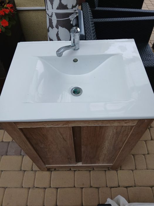 Umywalka z szafką i baterią 60 tka