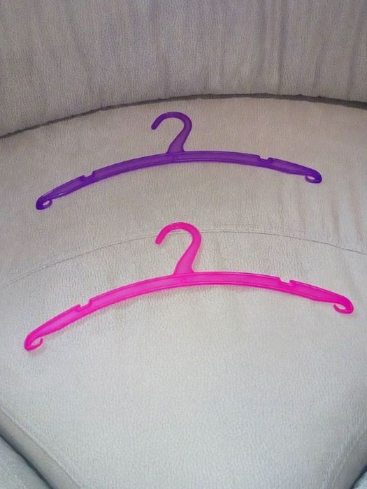 Cabides coloridos, madeira (pinho e mogno) para roupeiro