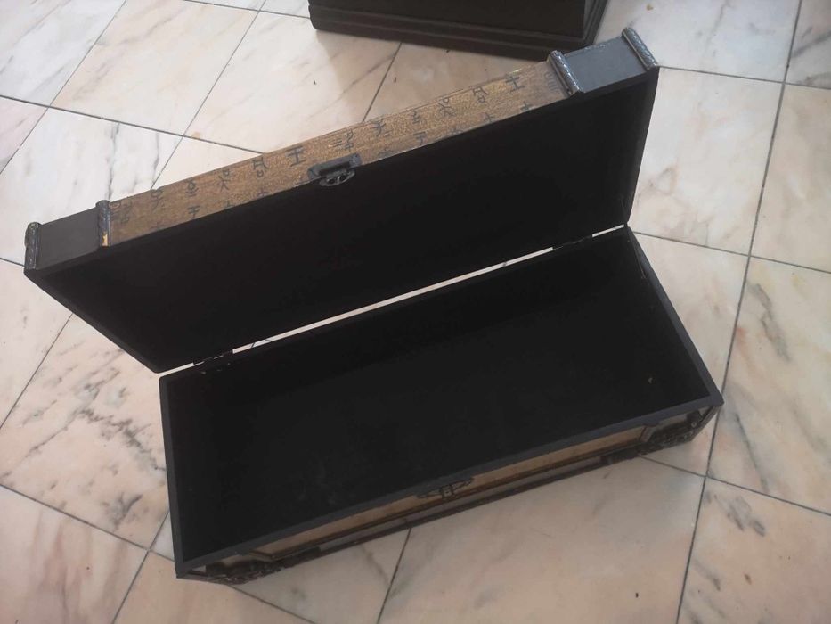 Arca de madeira com pinturas japonesas