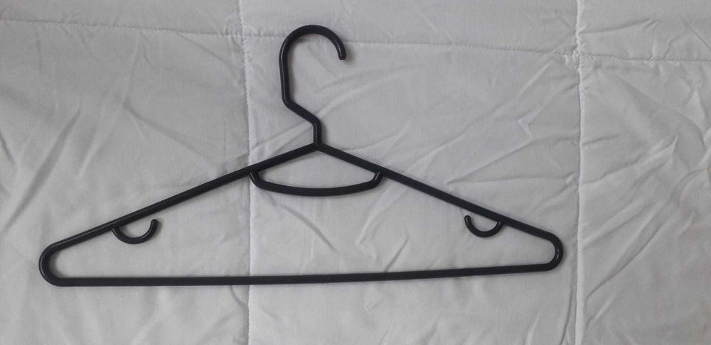 Conjunto de 30 cabides de plástico pretos