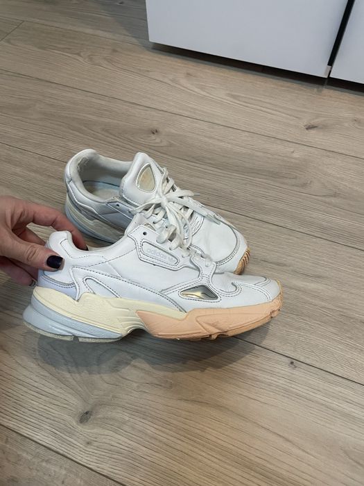 adidas falcon кросівки жіночі
