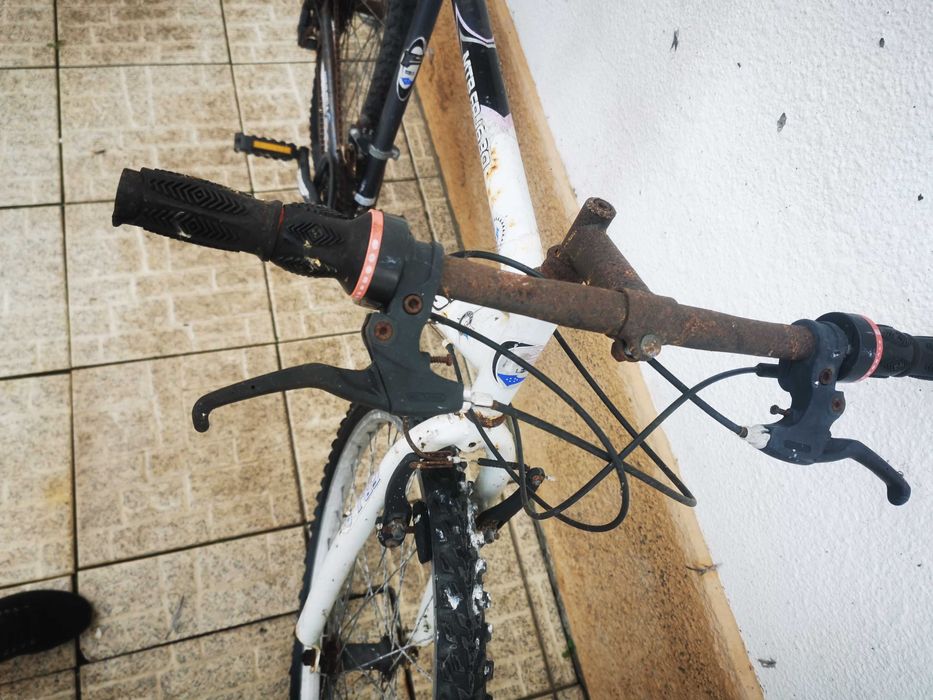 Bicicleta com bastante uso