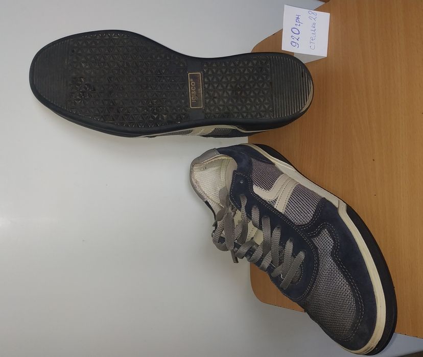 Кроссовки  43 размер