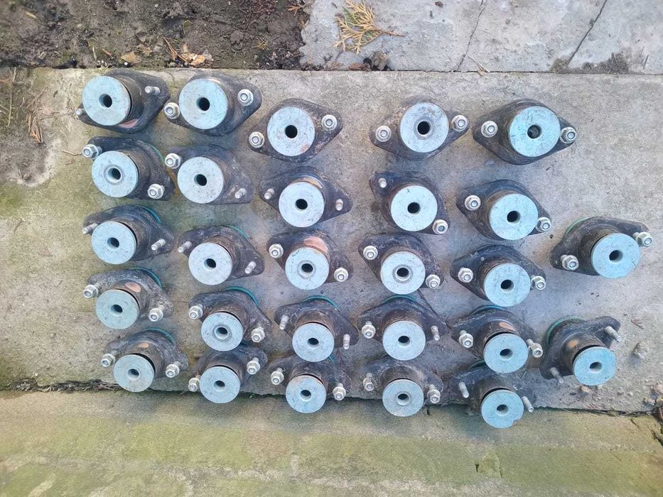 Продам крепления подушки кабины Ford