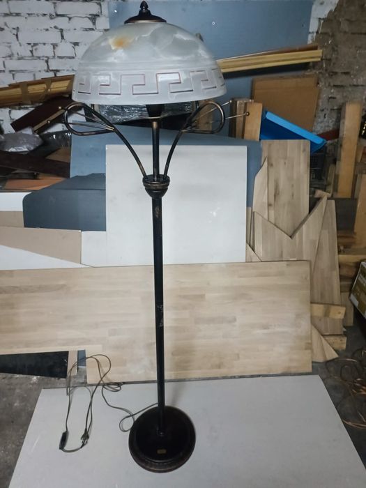 Lampa stojąca . ...