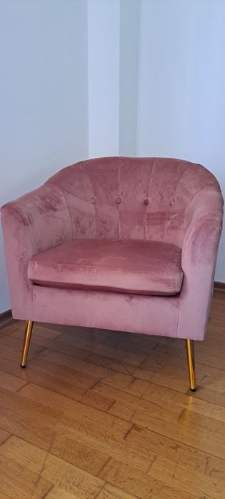 Cadeirão rosa pés dourados