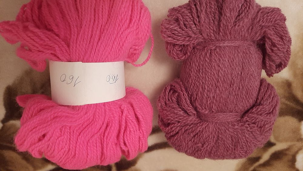 Продам нитки 100% шерсть: рожевого  кольору-5 мотків, бузкового-10мот.